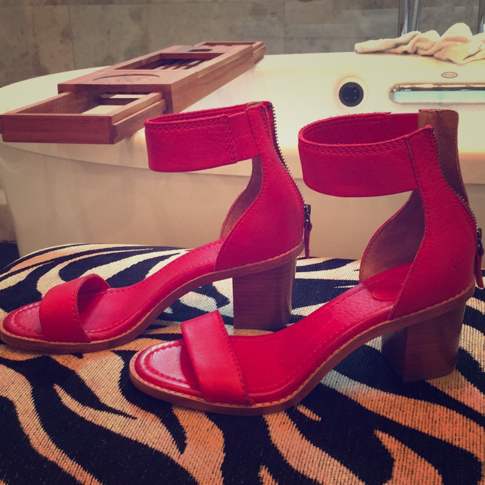 Like new red FRYE SANDALS size 6.5